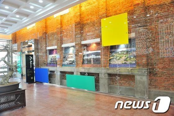 본문 이미지 - 최근 리모델링을 통해 재탄생한 '광주 랜드마크' 조선대 본관 중앙현관 내부 모습./사진제공=조선대© News1 