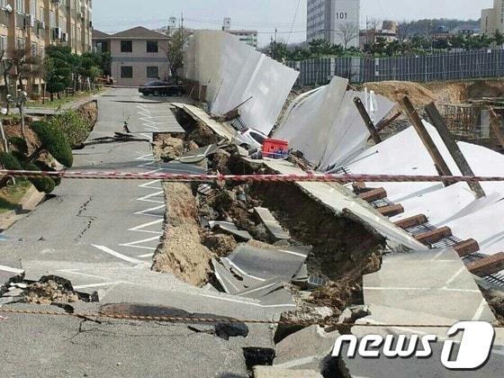 본문 이미지 - 2일 오후 1시57분께 전남 목포시 산정동 신안비치아파트 3차 주차장과 주변 도로가 갑자기 꺼졌다. 이 사고로 주민 1명이 다치고 차량 1대가 매몰됐다. 경찰과 목포시는 주변 아파트 신축공사와의 연관성을 파악 중이다. 2014.4.2/뉴스1 © News1   박준배 기자