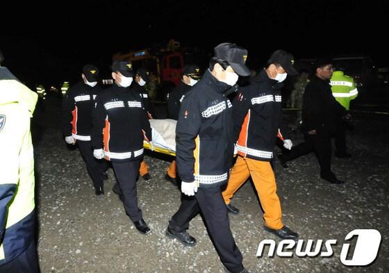 본문 이미지 - 전남 진도에서 발생한 세월호 침몰사고 닷새째인 20일 새벽 3시 구조작업에서 발견된 실종자 시신 3구가 팽목항으로 이송되고 있다. 2014.4.20/뉴스1 © News1 김태성 기자