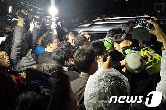 본문 이미지 - 침몰한 세월호의 실종자 학부모들은 20일 오전 1시30분부터 6시까지 진도실내체육관 입구에서 '청와대로 가겠다'며 경찰과 대치했다.2014.4.20/뉴스1 © News1 박준배 기자