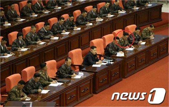 본문 이미지 - 북한 조선중앙통신은 28일 당 조직지도부 제1부부장을 맡고 있는 황병서&#40;붉은 원 안&#41;가 사실상의 군 최고 계급은 차수 칭호를 부여받았다고 전했다.© News1 서재준 기자