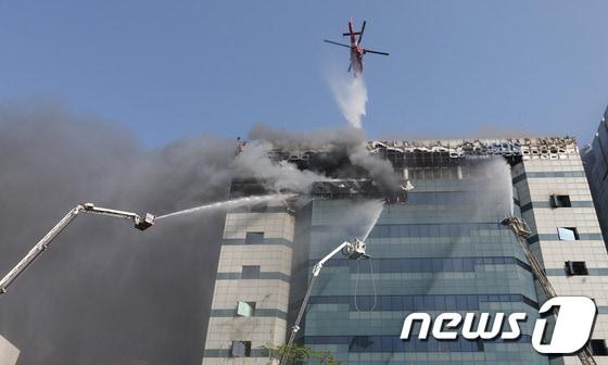 본문 이미지 - 지난 2014년 4월 경기 과천 삼성 SDS 과천센터에서 불이나 소방대원들이 화재를 진압하는 모습.