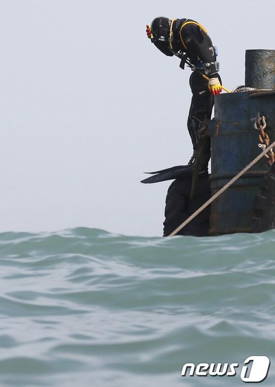 본문 이미지 - 전남 진도군 관매도 인근 해상에서 침몰한 여객선 세월호 사고 닷새째인 20일 오후 전남 진도군 사고 해역 인근에서 잠수부가 물 속 입수를 준비하고 있다. 2014.4.20 머니투데이/뉴스1  © News1   송원영 기자