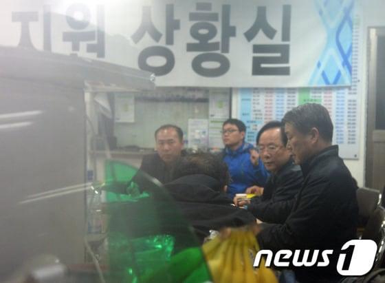 본문 이미지 - 세월호 여객선 침몰 사고 발생 닷새째인 20일 오후 전남 진도 팽목항 상황본부를 찾은 이주영 해양수산부 장관이 한 안전행정부 관계자가 상황판 앞에서 기념사진을 찍으려 했다는 실종자 가족들의 항의에 따라 문제를 논의하기 위해 실종자 가족 지원 상황실에서 가족 대표들과 비공개 논의를 하고 있다. © News1 한재호 기자