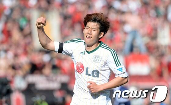 본문 이미지 - 손흥민&#40;22·레버쿠젠&#41;이 20일&#40;한국시간&#41; 독일 뉘른베르크 이지크레딧 스타디움에서 열린 뉘른베르크와의 경기에서 시즌 4호 도움을 기록했다. © AFP=News1