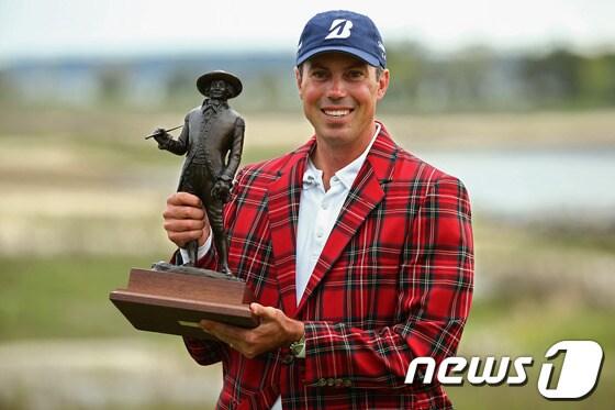 본문 이미지 - 21일(한국시간) 끝난 PGA투어 RBC 헤리티지에서 우승한 맷 쿠차(미국)가 우승 트로피를 들고 포즈를 취하고 있다. © AFP=News1  