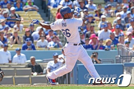 본문 이미지 - 21일(한국시간) 벌어진 2014 메이저리그 LA 다저스와 애리조나 다이아몬드백스의 경기에서 1-0으로 앞선 6회말 타석에 들어선 야시엘 푸이그(다저스)가 3점홈런을 쏘아올리고 있다. © AFP=News1  