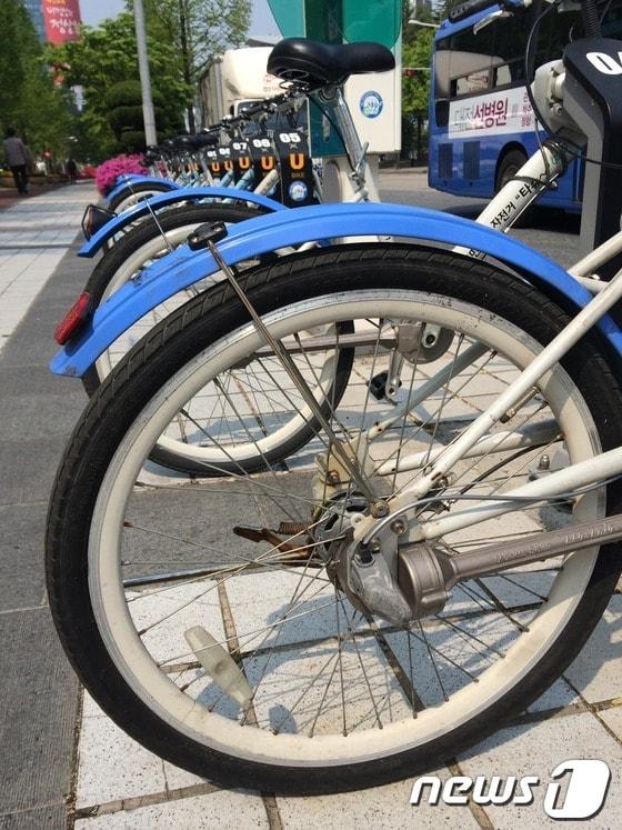 본문 이미지 - 21일 대전시청 앞 '스테이션'에 거치된 '타슈' 모습. © News1 장진웅 기자