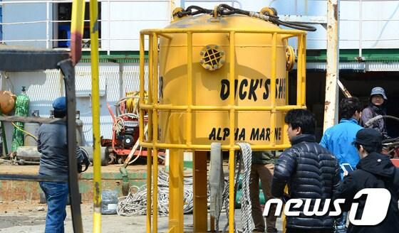 본문 이미지 - 세월호 여객선 침몰 사고 발생 엿새째인 21일 전남 진도 팽목항에 구조용 엘리베이터인 &#39;다이빙벨&#39;이 도착해 사고현장으로 투입을 기다리고 있다. © News1 양동욱 기자