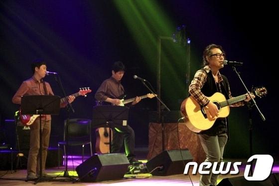 본문 이미지 - 김원중의 달거리 공연 자료사진. ⓒ News1DB