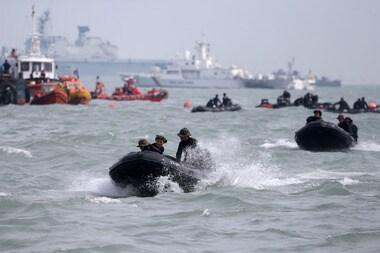 본문 이미지 - 세월호 여객선 침몰 사고 발생 엿새째인 21일 오후 전남 진도군 관매도 인근 사고 해역에서 해군과 해양경찰, 민간 잠수사 등 구조대원들이 수색 및 구조작업을 벌이고 있다. 2014.4.21/뉴스1