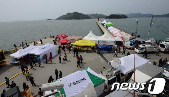 본문 이미지 - 세월호 여객선 침몰 사고 발생 엿새째인 21일 전남 진도 팽목항이 중계차량과 구급차량, 봉사단체들의 부스 등으로 붐비고 있다.2014.4.21/뉴스1  © News1   양동욱 기자
