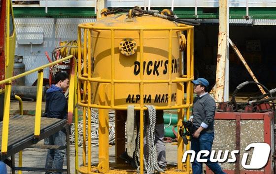 본문 이미지 - 세월호 여객선 침몰 사고 발생 엿새째인 21일 전남 진도 팽목항에 구조용 엘리베이터인 &#39;다이빙벨&#39;이 도착해 사고현장으로의 투입을 기다리고 있다.이종인 알파잠수기술공사 대표 지난 2000년 제작한 다이빙벨은 최고 수심 70~100m에서 20시간 연속 작업을 할 수 있는 잠수 장비다. 이날 다이빙벨은 사고현장까지 도착했지만 해군 측에서 