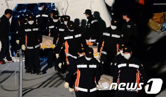 본문 이미지 - 세월호 여객선 침몰 사고 발생 엿새째인 21일 오후 전남 진도 팽목항 선착장에서 고인들의 시신이 운구되고 있다.이날 상당수 실종자들이 갇혀 있을 것으로 추정된 세월호 3~4층에서 시신이 다수 발견됐다. 2014.4.21/뉴스1 © News1   양동욱 기자