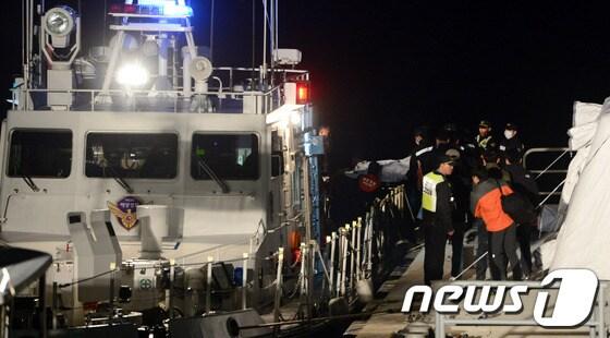 본문 이미지 - 세월호 여객선 침몰 사고 발생 엿새째인 21일 오후 전남 진도 팽목항 선착장에서 고인들의 시신이 운구되고 있다.이날 상당수 실종자들이 갇혀 있을 것으로 추정된 세월호 3~4층에서 시신이 다수 발견됐다. 2014.4.21/뉴스1 © News1   양동욱 기자