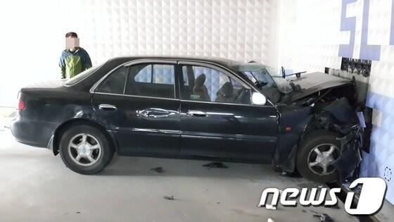 본문 이미지 - 21일 오후 5시2분께 경남 마산회원구 양덕동 모 상가 주차장 입구에서 발생한 사고 현장.<창원소방본부 제공> © News1 