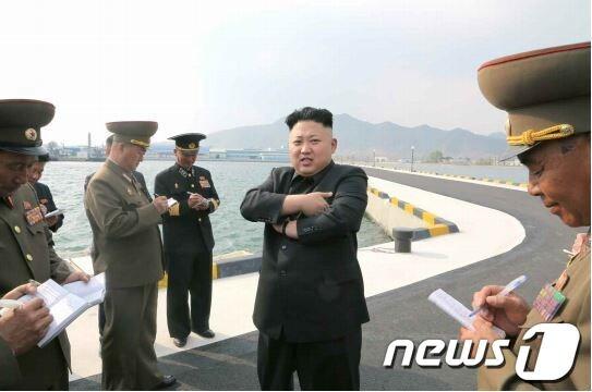본문 이미지 - 북한 김정은 국방위원회 제1위원장이 북한 육아원과 애육원, 초등 및 중등학원 등에 수산물 공급하는 북한군 &#39;1월8일 수산사업소&#39;를 방문했다고 노동신문이 지난 22일 보도했다. &#40;노동신문&#41; 2014.4.22/뉴스1 © News1 김보영 