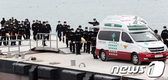 본문 이미지 - 세월호 여객선 침몰 사고 발생 7일째인 22일 오전 전남 진도군 팽목항으로 희생자들의 시신이 운구되고 있다. 민·관·군 합동구조팀은 이날 오전 6시30분부터 해경 경비함 90척을 포함한 선박 239척, 항공기 37대, 잠수부를 포함한 755명을 투입해 대대적인 수색작업 중이다.2014.4.22/뉴스1 © News1   한재호 기자