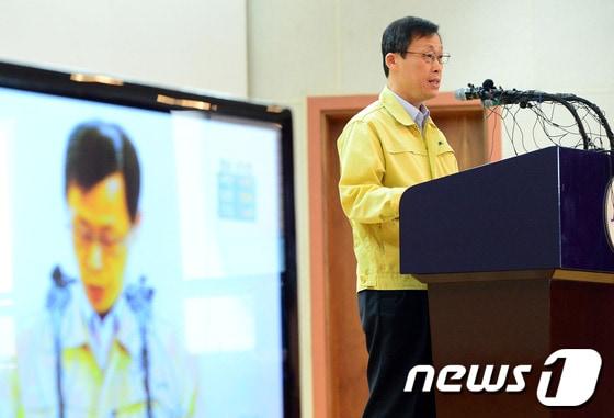 본문 이미지 - 세월호 침몰 사고 발생 일주일째인 22일 진도군청에서 박승기 해양수산부 대변인이 범정부 대책본부 점검회의 결과를 발표하고 있다. 2014.4.22/뉴스1 © News1   장수영 기자