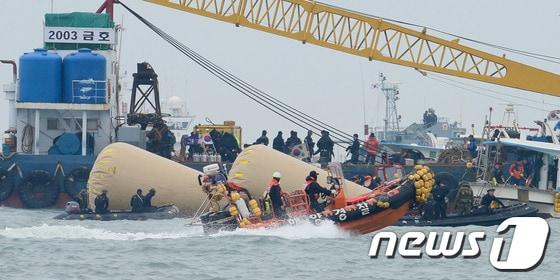 본문 이미지 - 세월호 여객선 침몰 사고 발생 7일째인 22일 오전 전남 진도군 관매도 인근 사고 해역에서 해군과 해양경찰, 민간 잠수사 등 구조대원들이 수색 및 구조작업을 벌이고 있다.민·관·군 합동구조팀은 이날 오전 6시30분부터 해경 경비함 90척을 포함한 선박 239척, 항공기 37대, 잠수부를 포함한 755명을 투입해 대대적인 수색작업을 진행중이다. 2014.4.22/뉴스1 © News1 양동욱 기자