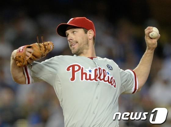 본문 이미지 - 22일(한국시간) 벌어진 2014 메이저리그 필라델피아 필리스와 LA 다저스의 경기에서 필라델피아 선발 클리프 리가 역투하고 있다. © AFP=News1  