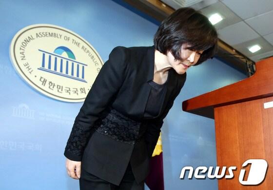 본문 이미지 - 권은희 새누리당 의원이 22일 오후 서울 여의도 국회 정론관에서 세월호 실종자 가족에 대해 SNS에서 '선동꾼'이라고 발언한 것과 관련해 사과하고 있다. 권 의원은 지난 20일 자신의 SNS에 