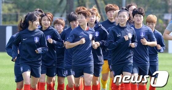 본문 이미지 - AFC 여자 아시안컵에 참가하고 있는 여자 대표팀이 태국을 완파하고 4강 진출을 확정지었다. 내년 캐나다 여자 월드컵 본선행 티켓도 확보했다. © News1 이동원 기자