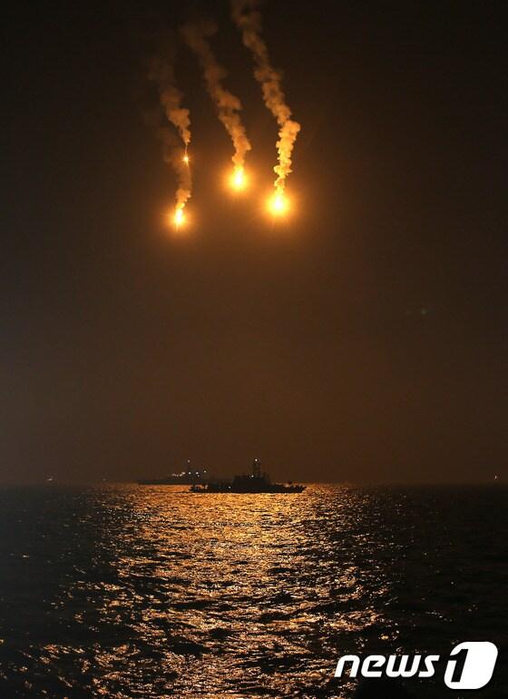 본문 이미지 - 세월호 여객선 침몰 사고 발생 7일째인 22일 전남 진도군 관매도 인근 사고 해역에서 민·관·군 합동구조단이 조명탄 불빛 아래서 수색작업을 벌이고 있다.합동구조단은 이날 오전 6시30분부터 해경 경비함 90척을 포함한 선박 239척, 항공기 37대, 잠수부를 포함한 755명을 투입해 대대적인 수색작업을 벌이고 있다. 2014.4.22/뉴스1 © News1   한재호 기자