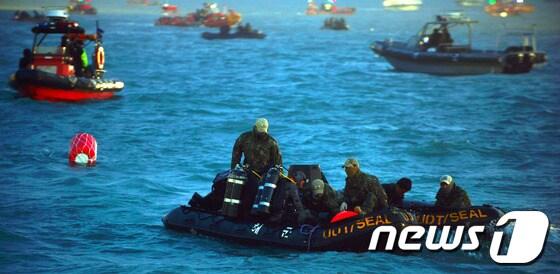 본문 이미지 - 세월호 여객선 침몰 사고 발생 7일째인 22일 전남 진도군 관매도 인근 사고 해역에서 민·관·군 합동구조단이 수색작업을 벌이고 있다.합동구조단은 이날 오전 6시30분부터 해경 경비함 90척을 포함한 선박 239척, 항공기 37대, 잠수부를 포함한 755명을 투입해 대대적인 수색작업을 벌였다. 2014.4.23/뉴스1  © News1   사진공동취재단