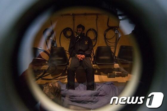 본문 이미지 - 세월호 여객선 침몰 사고 발생 7일째인 22일 전남 진도군 관매도 인근 사고 해역 수색작업을 위해 정박한 청해진함에서 해군 해난구조대&#40;SSU&#41; 대원 감압장치에 들어가 잠수병 치료를 받고 있다.민·관·군 합동구조단은 이날 해경 경비함 90척을 포함한 선박 239척, 항공기 37대, 잠수부를 포함한 755명을 투입해 대대적인 수색작업을 벌였다. 2014.4.23/뉴스1 © News1 사진공동취재단