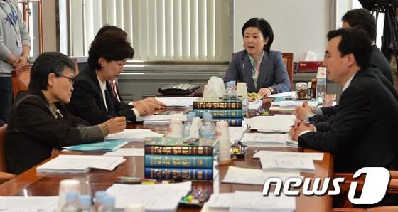 본문 이미지 - 23일 오전 서울 여의도 국회 교육문화체육관광위원회 소회의실에서 법안심사소위가 열리고 있다. 이날 교문위 법안심사소위에서는 학생이 참여하는 단체활동 전에 안전대책 마련을 의무화하는 내용의 '학교안전사고 예방 및 보상법' 개정안을 심의한다. 2014.4.23/뉴스1 © News1 박철중 기자