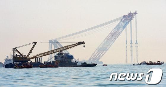 본문 이미지 - 세월호 여객선 침몰 사고 발생 8일째인 23일 전남 진도군 관매도 인근 사고 해역에서 민·관·군 합동구조단이 수색작업을 벌이고 있다. 2014.4.23/뉴스1 © News1   장수영 기자