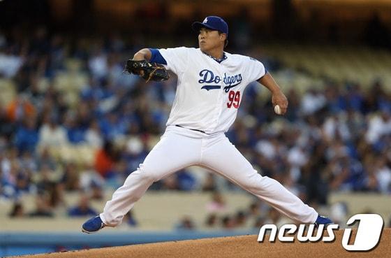 본문 이미지 - &#39;코리안 몬스터&#39; 류현진&#40;27·LA 다저스&#41;이 23일&#40;한국시간&#41; 미국 캘리포니아주 로스앤젤레스 다저스타디움에서 열린 필라델피아와의 2014 메이저리그 경기에서 호투하고 있다.© AFP=News1