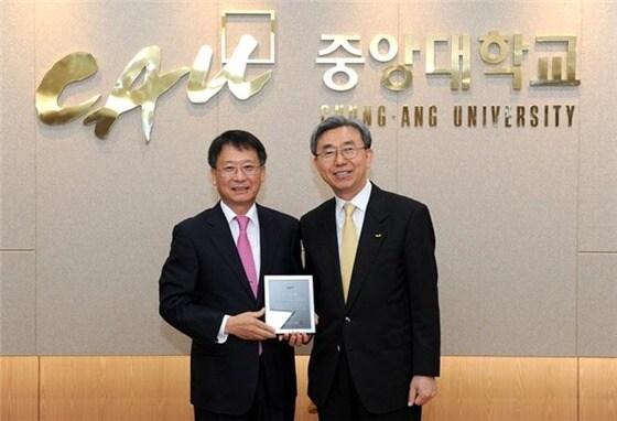 본문 이미지 - 신현국 ㈜지오엘리먼트 회장(왼쪽)과 이용구 중앙대 총장. (사진=중앙대 제공)© News1  
