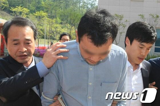 본문 이미지 - 세월호 침몰사고 기부금 명목으로 돈을 받아 챙긴 사기범 박모&#40;30&#41;씨가 23일 구속됐다. 사진은 박씨가 이날 오전 구속 전 피의자심문&#40;영장실질심사&#41;을 받기 위해 법정으로 향하는 모습. 2014.4.23/뉴스1 © News1   송대웅 기자