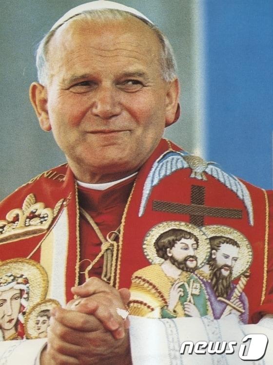 본문 이미지 - 성인품에 오른 교황 요한 바오로 2세. (천주교 서울대교구) ⓒ News1