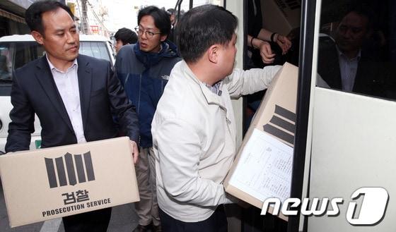 본문 이미지 - 세월호 선사의 실소유주인 유병언(73) 전 세모그룹 회장과 유 전 회장 두 아들의 자택 등 10여 곳에 대해 검찰이 압수수색을 실시한 23일 오후 서울 용산구 한강로 기독교복음침례회 서울교회에 검찰 관계자들이 압수품을 들고 밖으로 나오고 있다. © News1 허경 기자