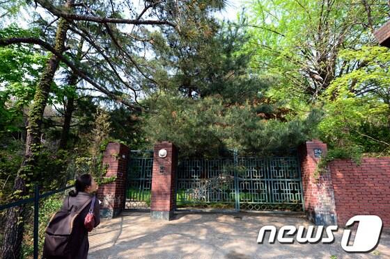 본문 이미지 - 세월호 선사의 실소유주인 유병언 전 세모그룹 회장과 유 전회장 두 아들의 자택 등 10여 곳에 대해 검찰이 압수수색을 실시한 23일 오후 서울 서초구 염곡동 유 전회장 자택 앞에서 취재진이 분위기를 살피고 있다. © News1 박정호 기자