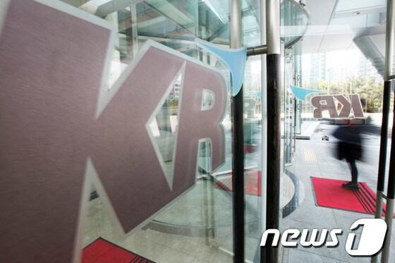 본문 이미지 - 진도 사고 여객선 '세월호'의 안전검사를 시행한 한국선급. 2014.4.23/뉴스1 © News1   여주연 기자