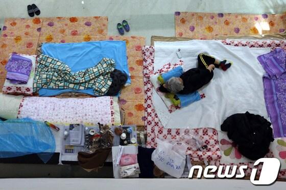 본문 이미지 - 세월호 여객선 침몰 사고 발생 8일째인 23일 전남 진도군 진도실내체육관에서 실종자 가족들이 지친 모습으로 구조 소식을 기다리고 있다. 2014.4.23/뉴스1 © News1   한재호 기자