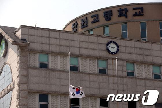 본문 이미지 - 진도 해상에서 발생한 세월호 침몰사고와 관련해 경기도 안산시 단원구 고잔동 단원고등학교 국기게양대에 태극기가 조기 게양돼 있다. © News1   송은석 기자