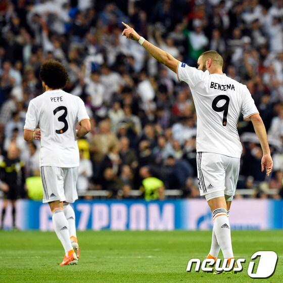 본문 이미지 - 레알 마드리드 카림 벤제마가 24일&#40;한국시간&#41; 스페인 마드리드의 산티아고 베르나베우에서 열린 2013-14 유럽축구연맹&#40;UEFA&#41; 챔피언스리그 4강 1차전에서 골을 터트린 뒤 환호하고 있다.© AFP=News1  