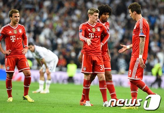 본문 이미지 - 바이에른  뮌헨 선수들이 레알 마드리드에 패한 뒤 씁쓸한  표정을  감추지 못하고 있다.©AFP= News1  