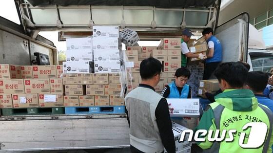 본문 이미지 - 세월호 여객선 침몰 사고 발생 9일째인 지난달 24일 전남 진도군 진도실내체육관에서 자원봉사자들이 구호물품을 분류하고 있다. /뉴스1 © News1   한재호 기자