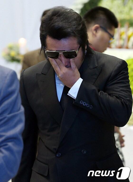 본문 이미지 - 배우 김보성이 24일 오후 경기도 안산 단원구 고잔동 안산올림픽실내체육관에 마련된 '세월호 사고 희생자 임시분향소'에서 조문하고 있다. 2014.4.24/뉴스1 © News1   허경 기자