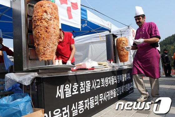 본문 이미지 - 세월호 여객선 침몰 사고 발생 9일째인 24일 전남 진도군 진도실내체육관 앞에서 급식 자원봉사에 나선 주한 터키인들이 케밥을 조리하고 있다. © News1 한재호 기자