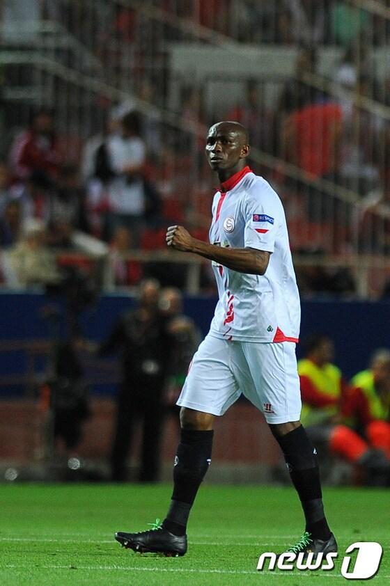 본문 이미지 - 25일(한국시간) 벌어진 2013-14 유로파리그 4강 1차전 세비야와 발렌시아의 경기에서 전반 32분 선제 결승골을 터뜨린 스테판 음비아(세비야). © AFP=News1  