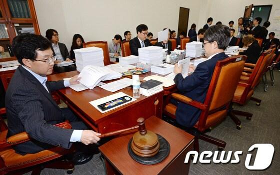 본문 이미지 - 김용태 소위원장이 25일 오전 여의도 국회 정무위원회 소회의실에서 열린 법안심사소위원회에서 의사봉을 두드리며 개회를 선언하고 있다. 2014.4.25/뉴스1 © News1 박세연 기자