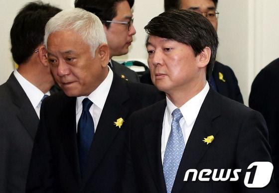 본문 이미지 - 김한길, 안철수 새정치민주연합공동대표가 가슴에 노란리본을 달고 지난 25일 오전 서울 여의도 국회에서 열린 최고위원 및 여객선 침몰사고 대책위원장단 연석회의에 참석하고 있다.2014.4.25/뉴스1 © News1   이광호 기자