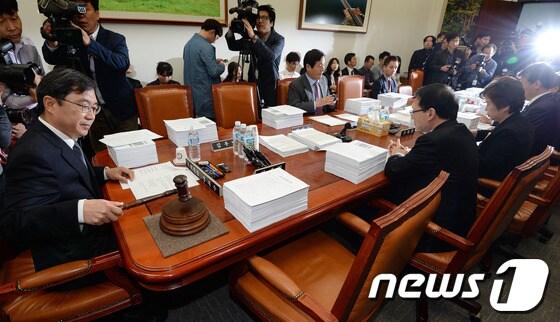 본문 이미지 - 경대수 소위원장이 25일 오전 여의도 국회 농림수산식품해양수산위원회 소회의실에서 열린 법안심사소위원회에서 의사봉을 두드리며 개회를 선언하고 있다. 이날 법안심사소위에서는 '세월호 참사 방지 법안'에 해당하는 '선박의 입항 및 출항에 관한 법률안'등 77건의 법률안을 심의한다. 2014.4.25/뉴스1 © News1 박세연 기자